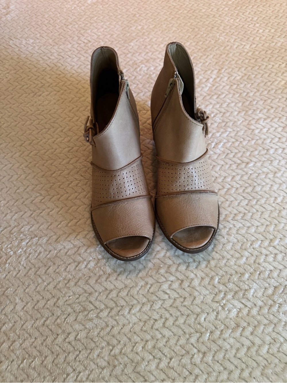 Roan Katherine Tan Leather Peep Toe Booties Perforated Lace Up Ankle Boots 10
